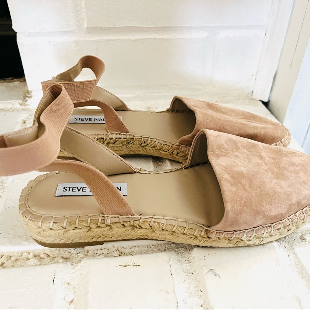 Steve Madden Suede “Moment” Strappy Closed Toe Sandal in Taupe